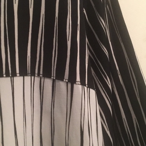 ⬛️⬜️WORTHINGTON- LIGHTWEIGHT B&W BLOUSE⬜️⬛️ - Picture 2 of 4